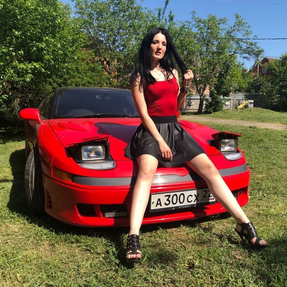 Автоблогерша на красном «японском FERARRI» не нашла страшных пробок в  Краснодаре