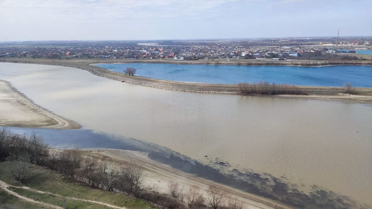 Экобедствие: слив отходов в реку Кубань в Краснодаре сняли на видео