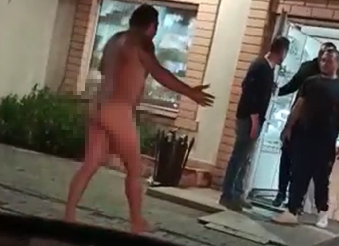 По улицам Ужгорода несколько дней разгуливает голый парень: фото и видео
