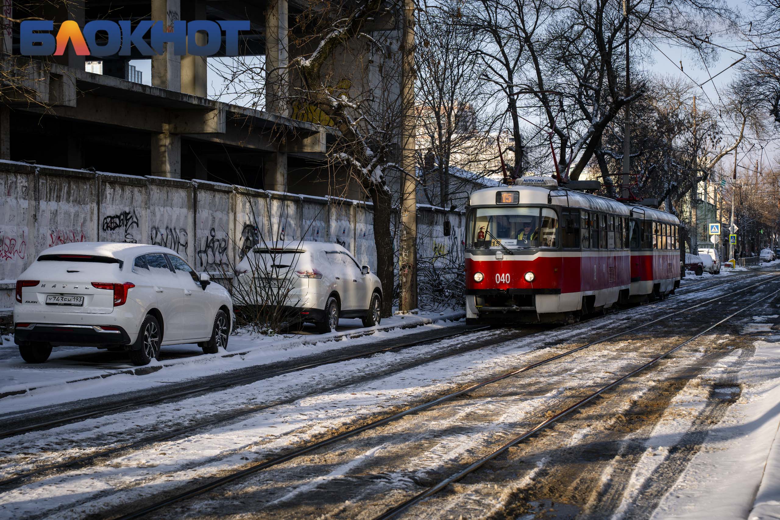 В Краснодаре объяснили сбои в работе трамваев поломкой, ДТП и спором  вагоновожатых