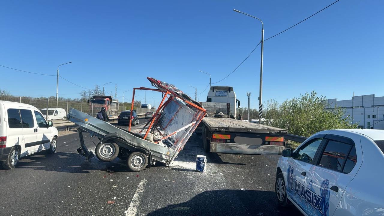 В ДТП на Восточном обходе дорогу залило белой краской