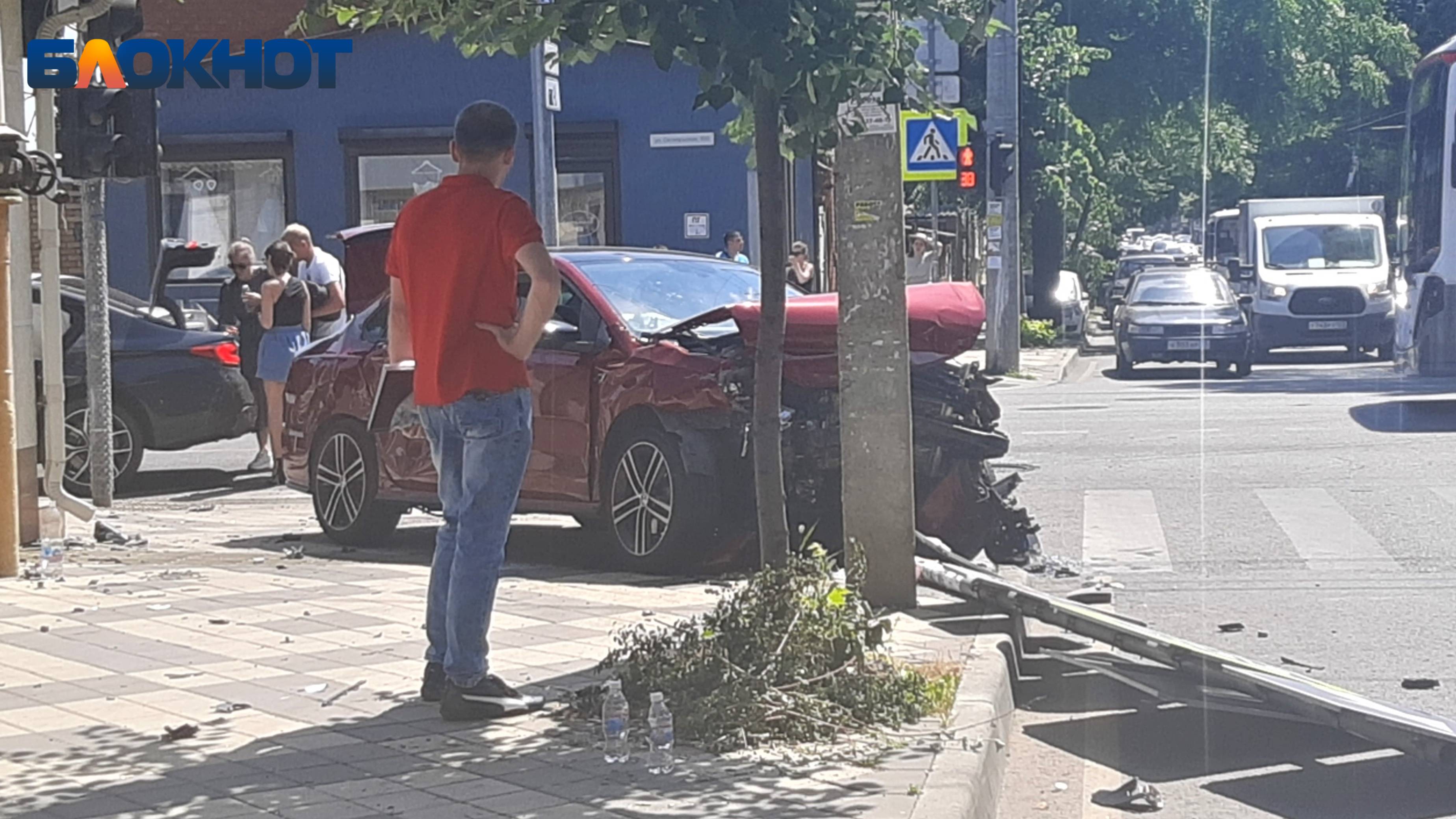 В центре Краснодара произошло ДТП с участием двух авто: видео