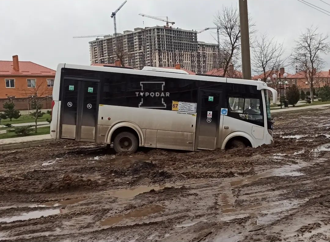 Провалившуюся в грязевую яму маршрутку в Краснодаре сняли на видео