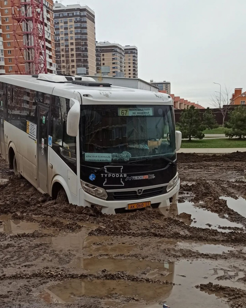 Провалившуюся в грязевую яму маршрутку в Краснодаре сняли на видео