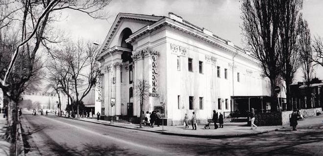 ekaterinodar-krasnodar-kinoteatr-rossiya-1989-god.jpg